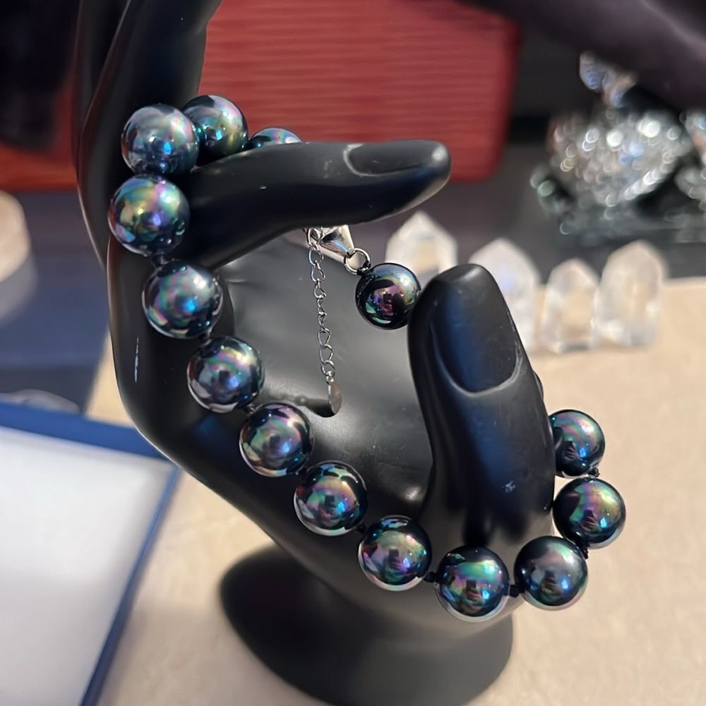 Peacock pearl shell Bracelet with 925 Sterling Silver clasp. 9-11mm deep.